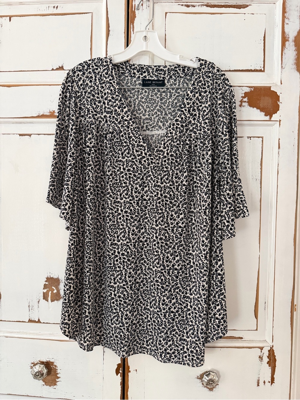 Lane Bryant Black & White Printed V-Neck Flutter Top